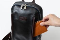 556020 INNFITH FIZZ 本革ボディバッグ